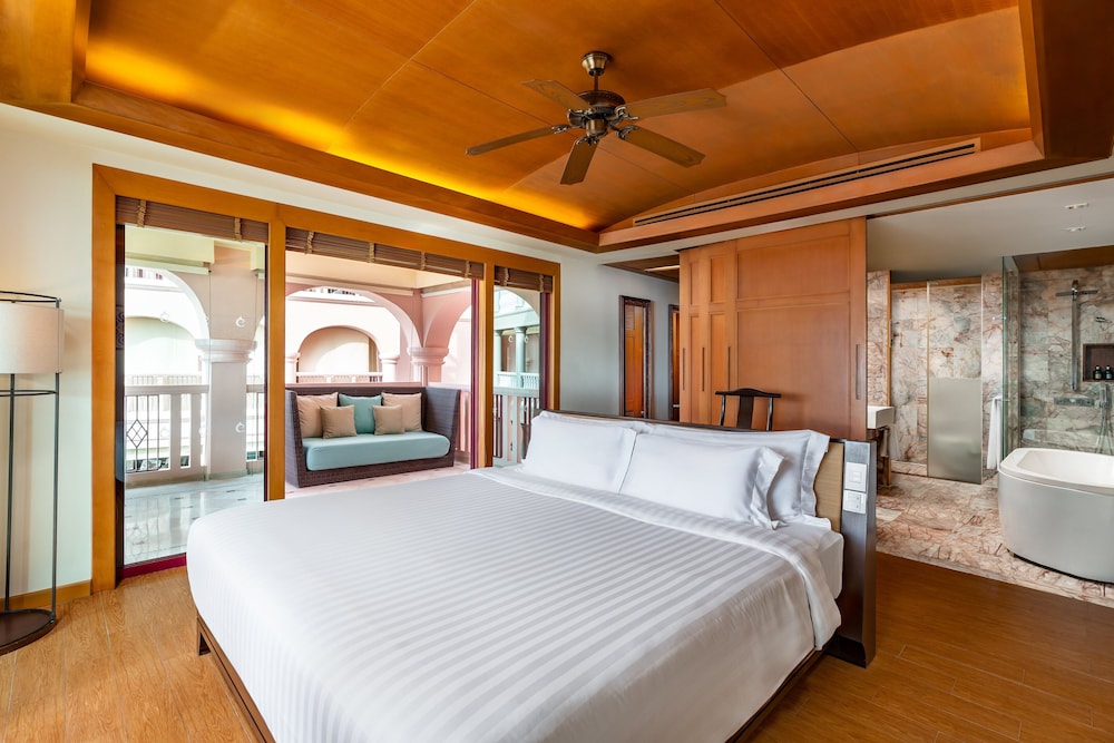 Centara Grand Beach Resort Phuket — Hotel rooms in Karon, Phuket Province