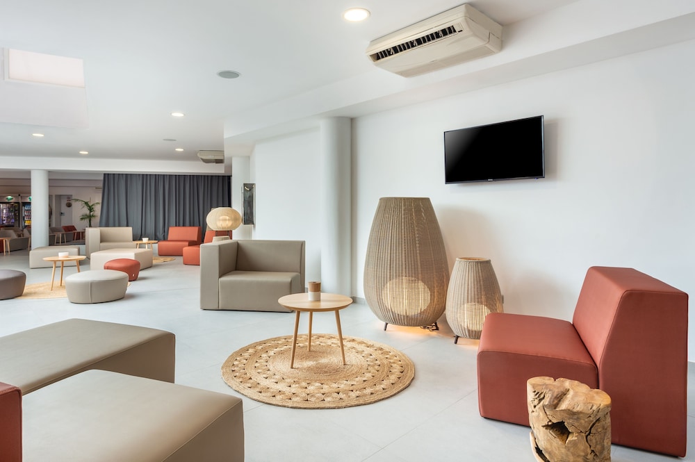 Hotel Vibra Mare Nostrum — Hotel building in Playa d'en Bossa, Balearic Islands