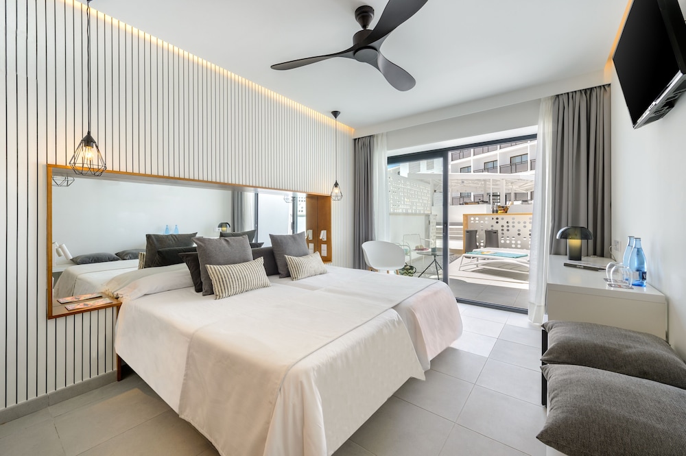 Hotel Vibra Mare Nostrum — Hotel rooms in Playa d'en Bossa, Balearic Islands