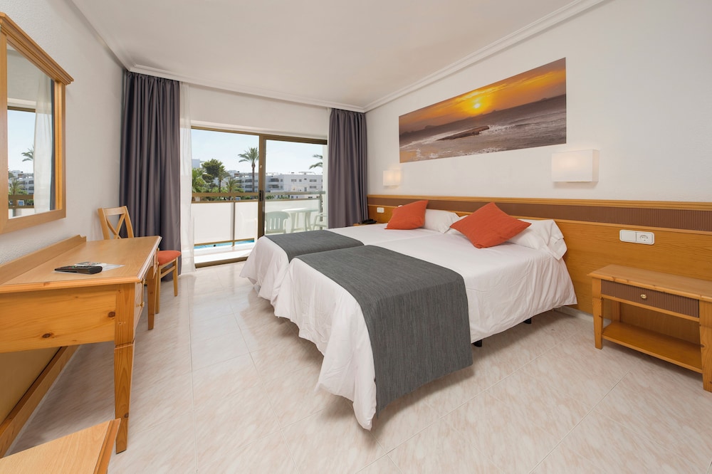 Hotel Vibra Mare Nostrum — Hotel rooms in Playa d'en Bossa, Balearic Islands