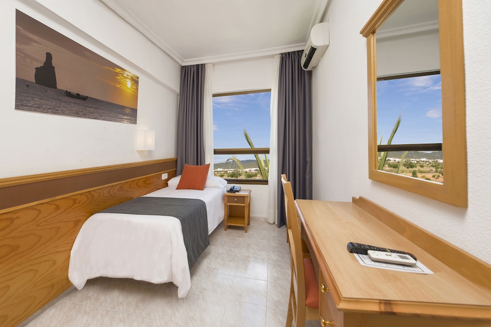 Hotel Vibra Mare Nostrum — Hotel rooms in Playa d'en Bossa, Balearic Islands