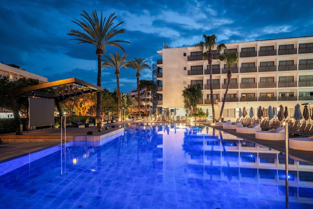 Hotel Vibra Mare Nostrum — Swimming pool in Playa d'en Bossa, Balearic Islands