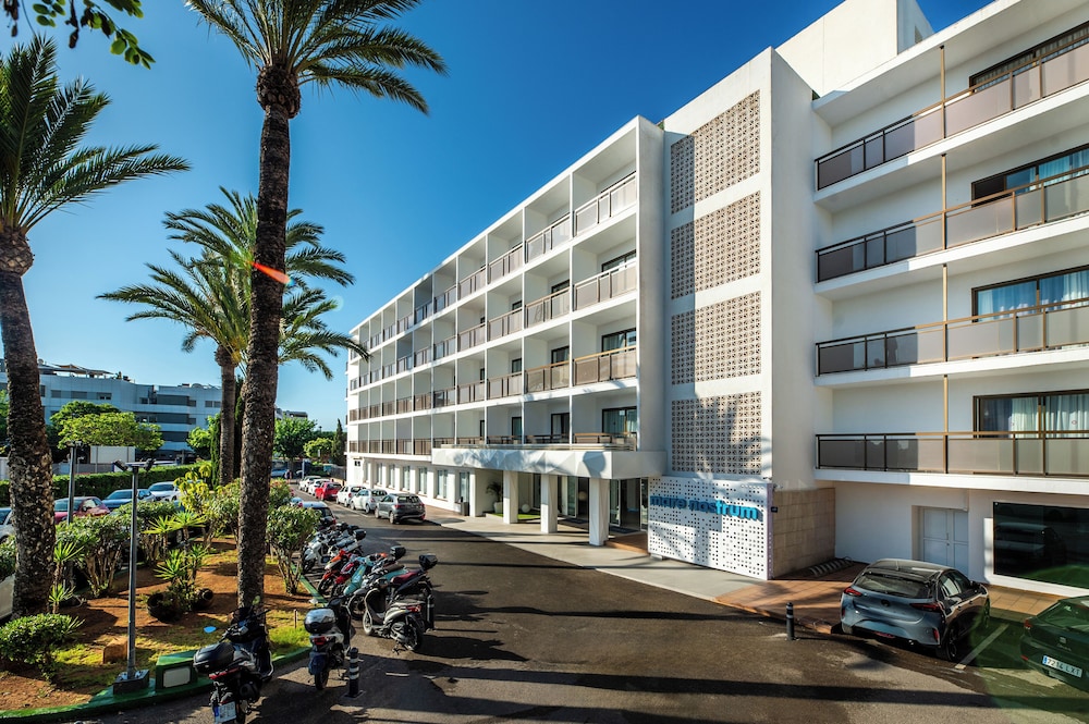 Hotel Vibra Mare Nostrum — Hotel building in Playa d'en Bossa, Balearic Islands
