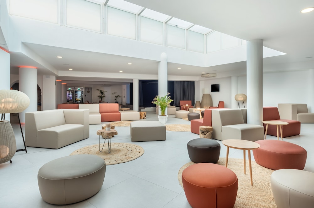 Hotel Vibra Mare Nostrum — Hotel building in Playa d'en Bossa, Balearic Islands