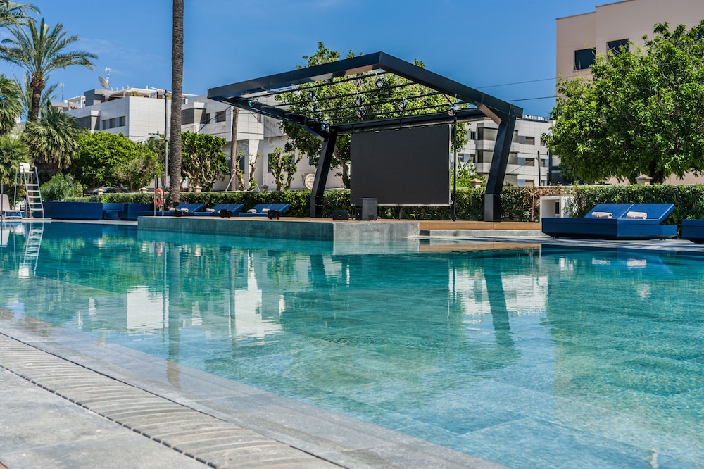 Hotel Vibra Mare Nostrum — Swimming pool in Playa d'en Bossa, Balearic Islands