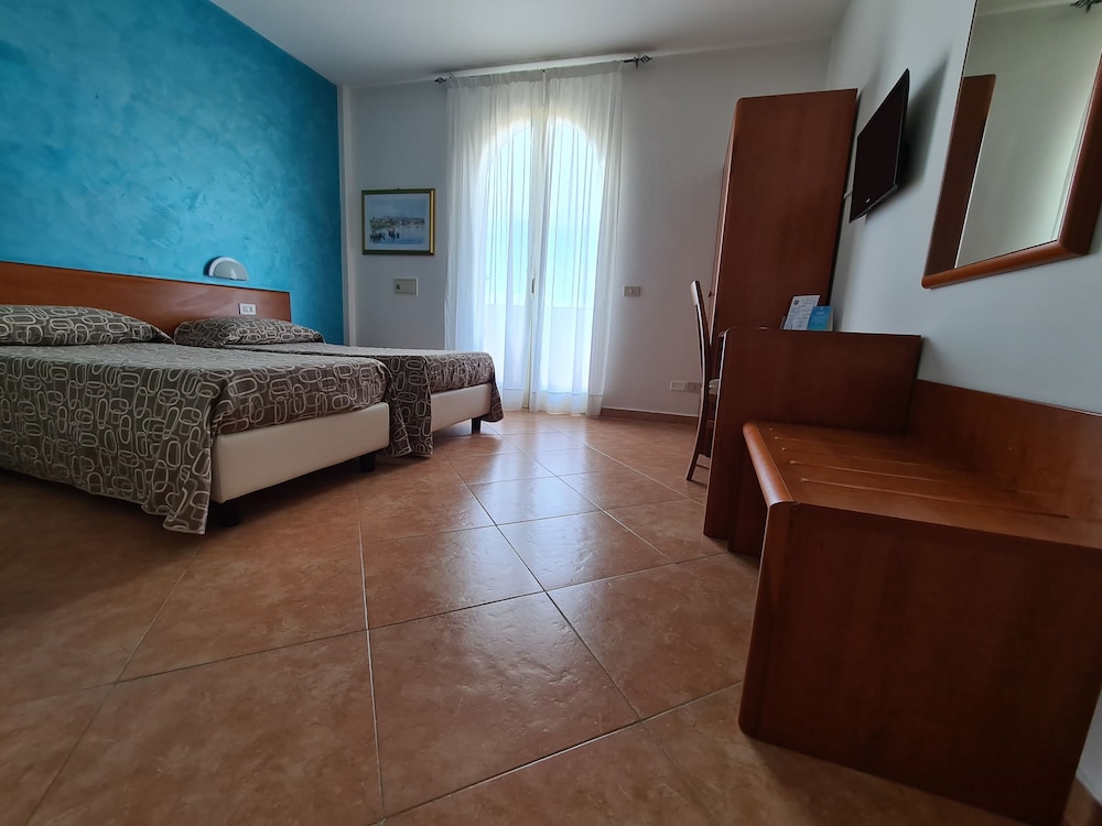 Hotel Alexander — Hotel rooms in Giardini Naxos, Sicily