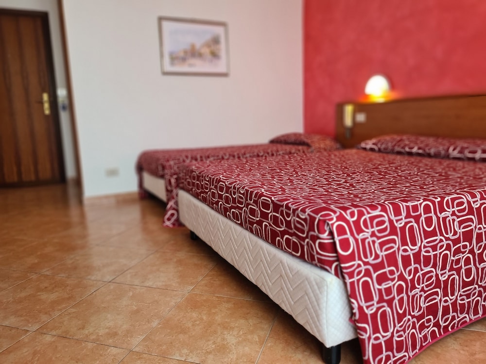 Hotel Alexander — Hotel rooms in Giardini Naxos, Sicily