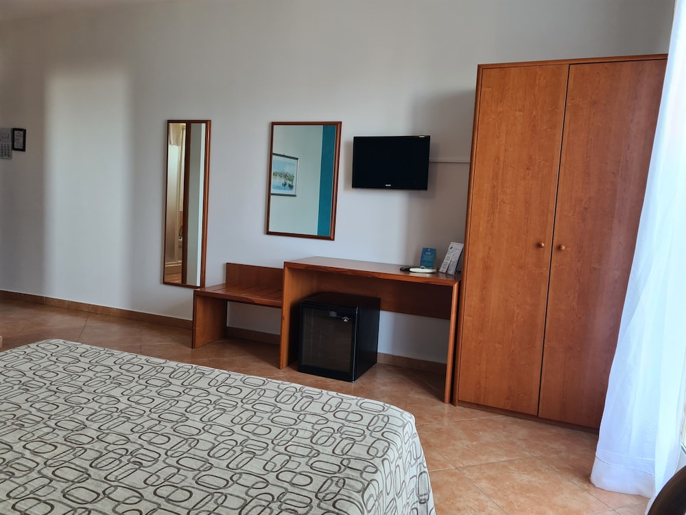 Hotel Alexander — Hotel rooms in Giardini Naxos, Sicily
