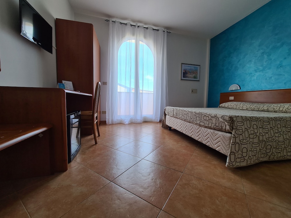 Hotel Alexander — Hotel rooms in Giardini Naxos, Sicily