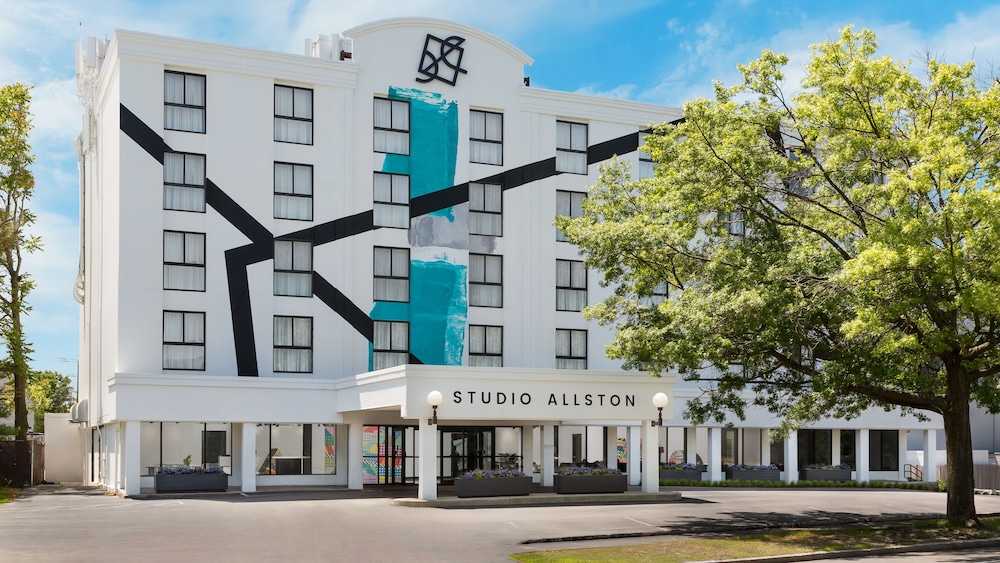 . Studio Allston Hotel