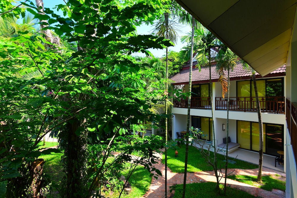 Paradise Beach Resort Samui — Hotel building in Mae Nam, Surat Thani