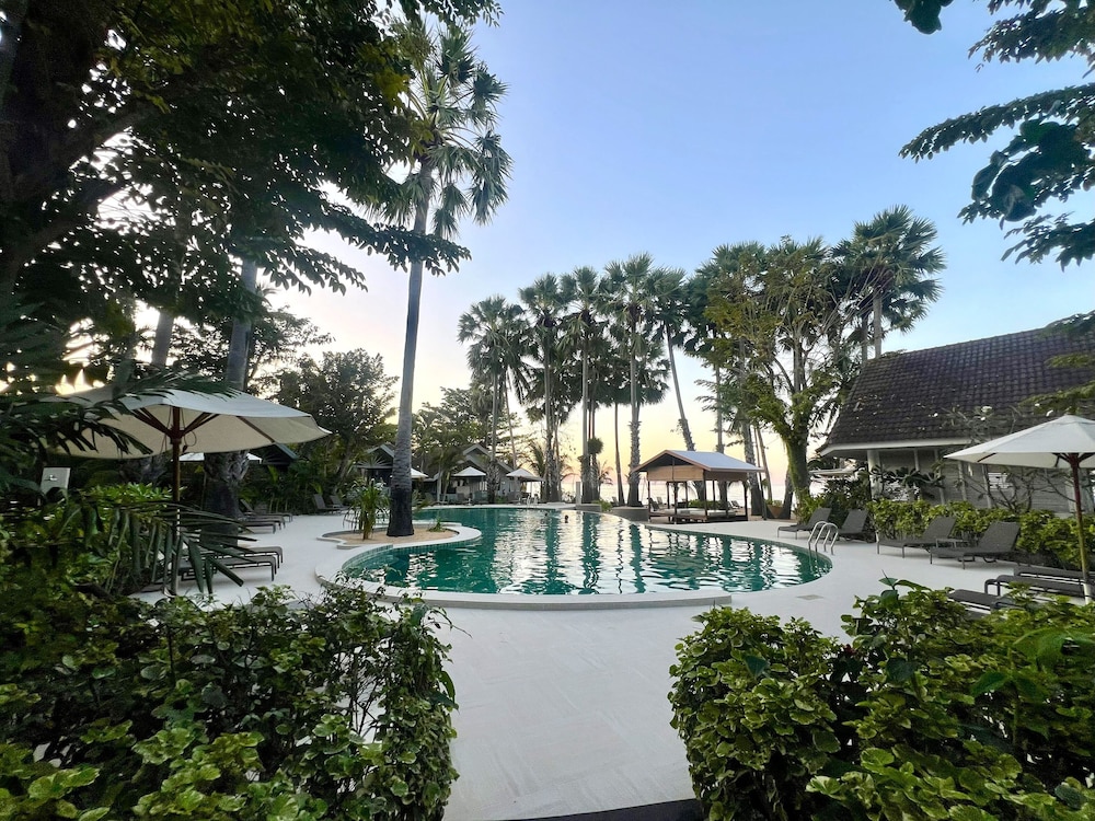 Paradise Beach Resort Samui — Swimming pool in Mae Nam, Surat Thani