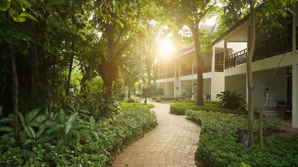 Paradise Beach Resort Samui — Hotel building in Mae Nam, Surat Thani