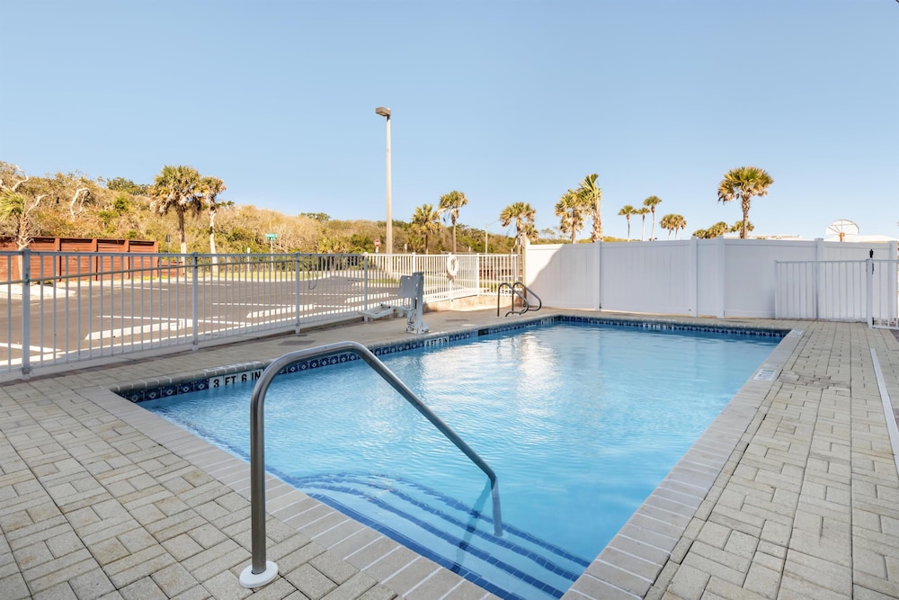 Surf and Sand, BW Signature Collection — Swimming pool in Amelia Island, Florida