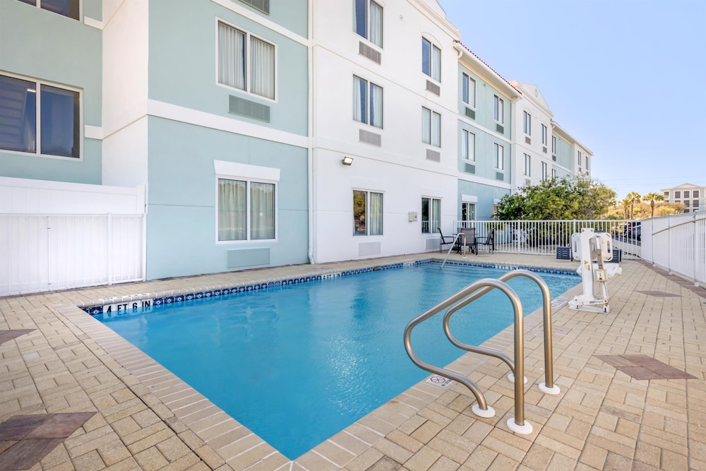 Surf and Sand, BW Signature Collection — Swimming pool in Amelia Island, Florida