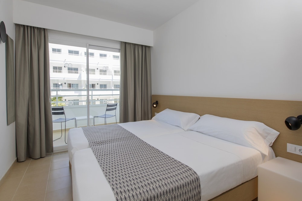 HM Martinique Aparthotel — Hotel rooms in Magaluf, Balearic Islands