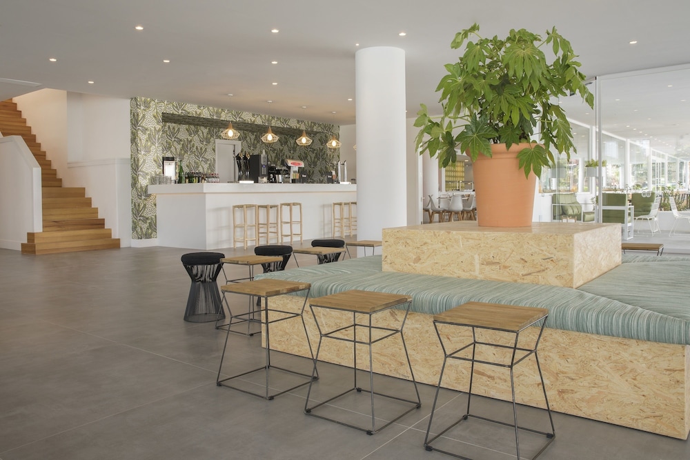 HM Martinique Aparthotel — Restaurant & bars in Magaluf, Balearic Islands