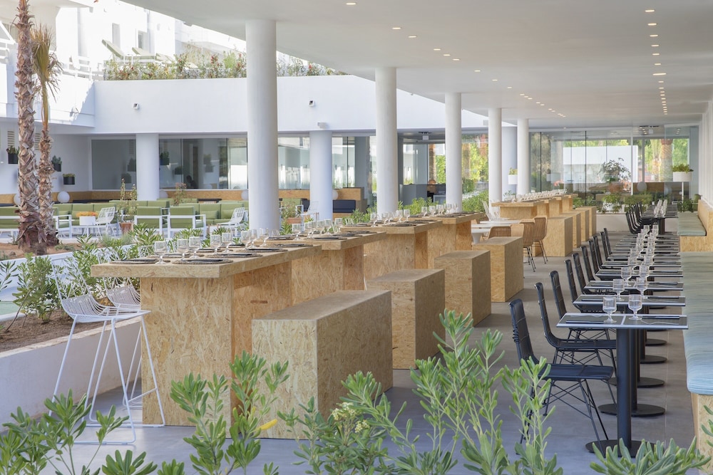HM Martinique Aparthotel — Restaurant & bars in Magaluf, Balearic Islands