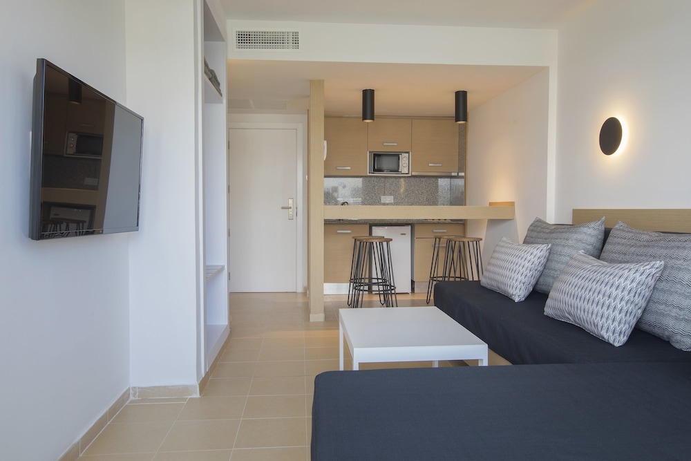 HM Martinique Aparthotel — Hotel rooms in Magaluf, Balearic Islands