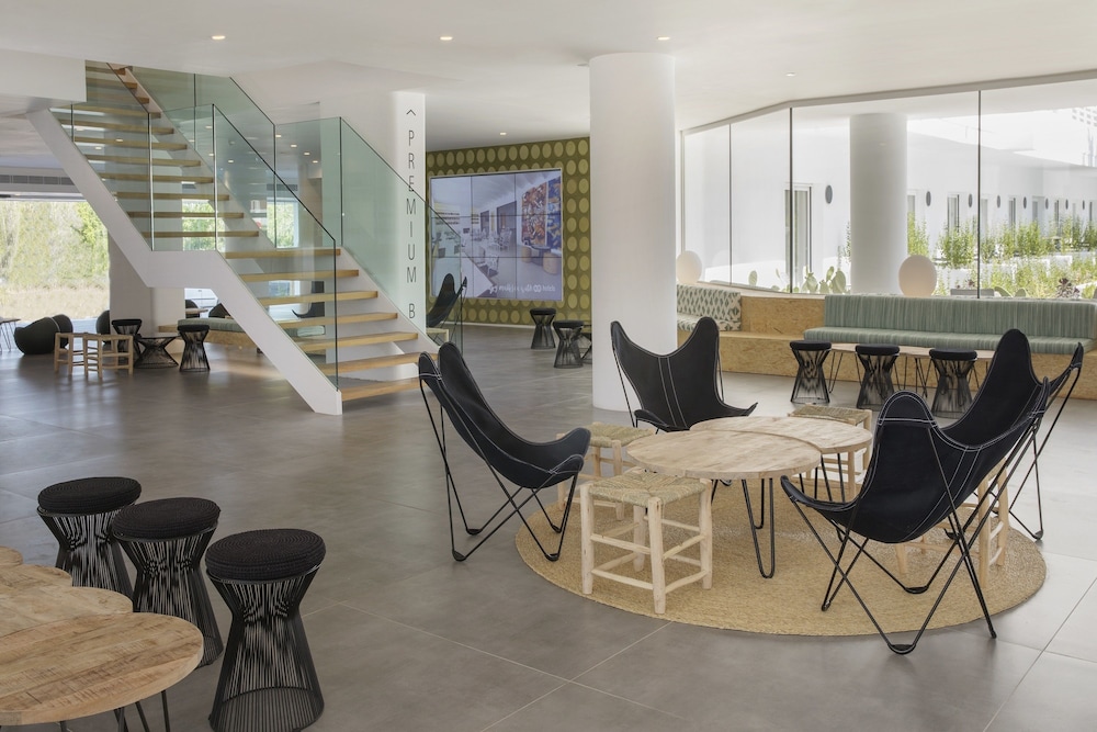 HM Martinique Aparthotel — Hotel building in Magaluf, Balearic Islands