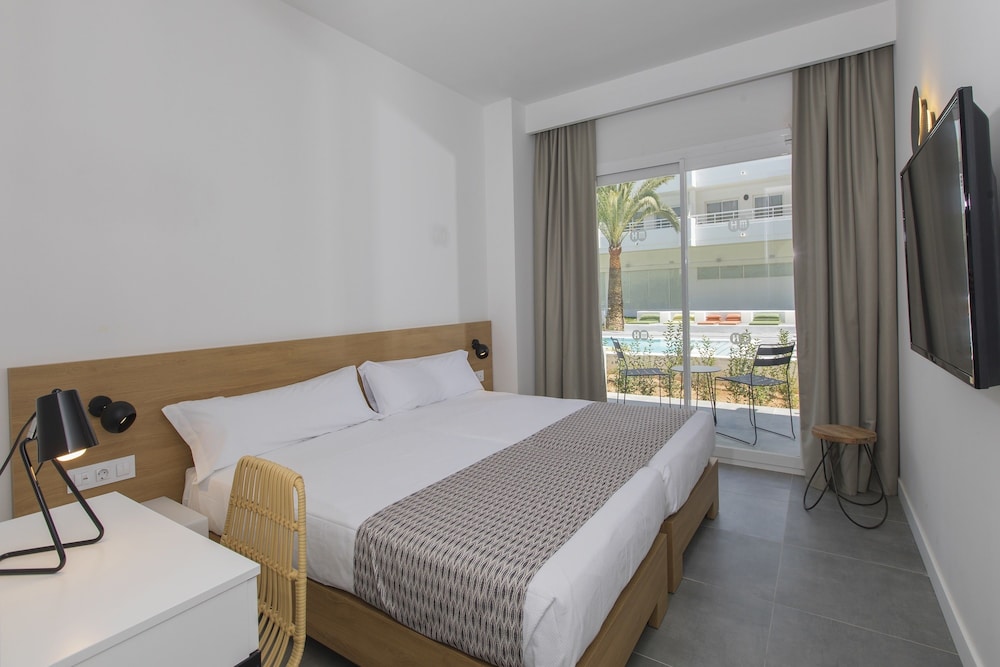 HM Martinique Aparthotel — Hotel rooms in Magaluf, Balearic Islands