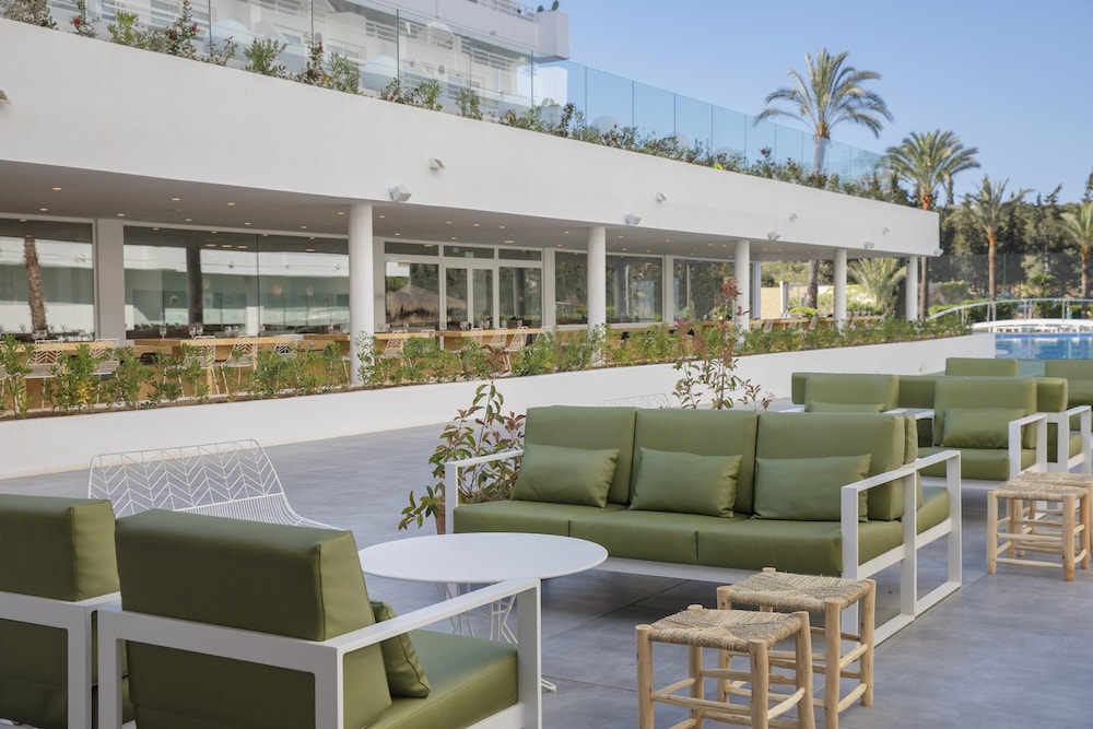 HM Martinique Aparthotel — Restaurant & bars in Magaluf, Balearic Islands