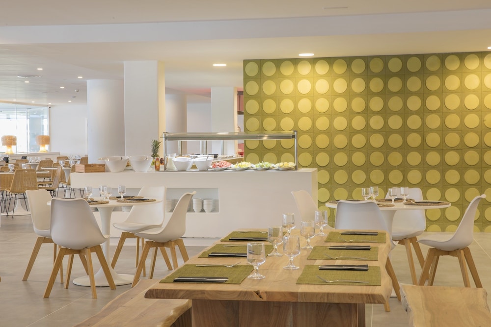 HM Martinique Aparthotel — Restaurant & bars in Magaluf, Balearic Islands