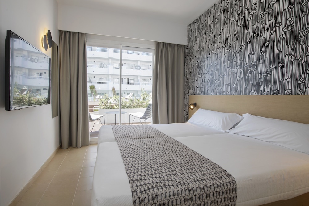 HM Martinique Aparthotel — Hotel rooms in Magaluf, Balearic Islands