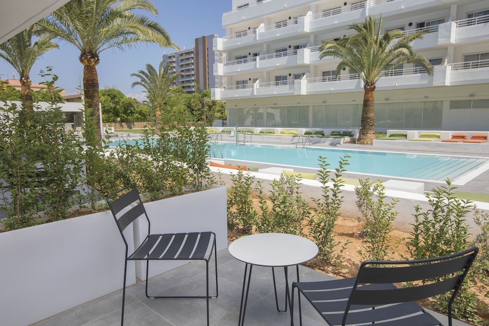 HM Martinique Aparthotel — Swimming pool in Magaluf, Balearic Islands