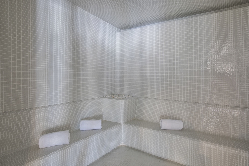 HM Martinique Aparthotel — Spa in Magaluf, Balearic Islands