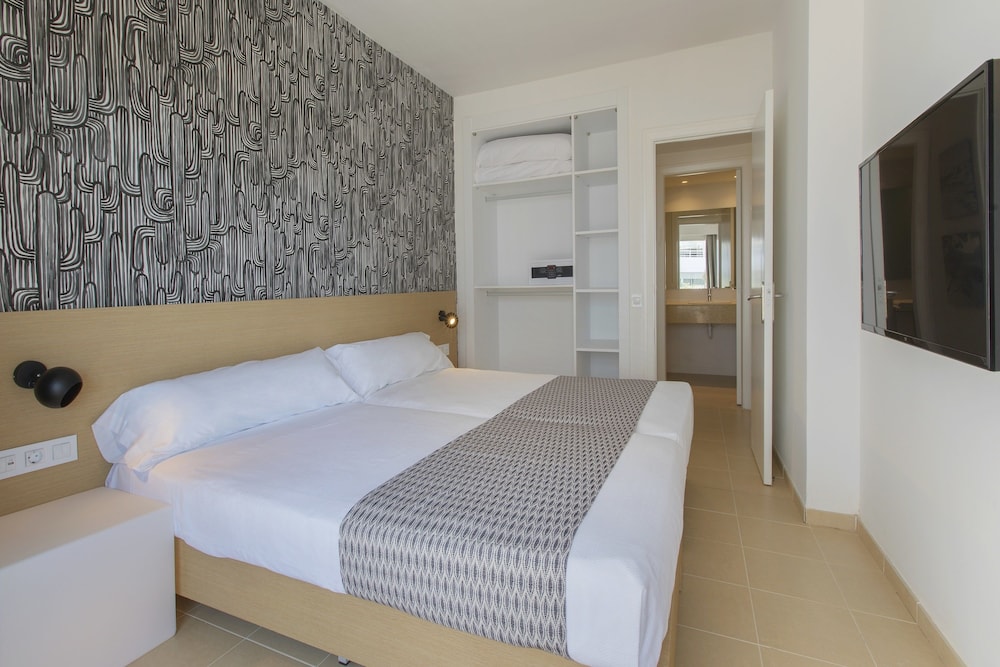 HM Martinique Aparthotel — Hotel rooms in Magaluf, Balearic Islands