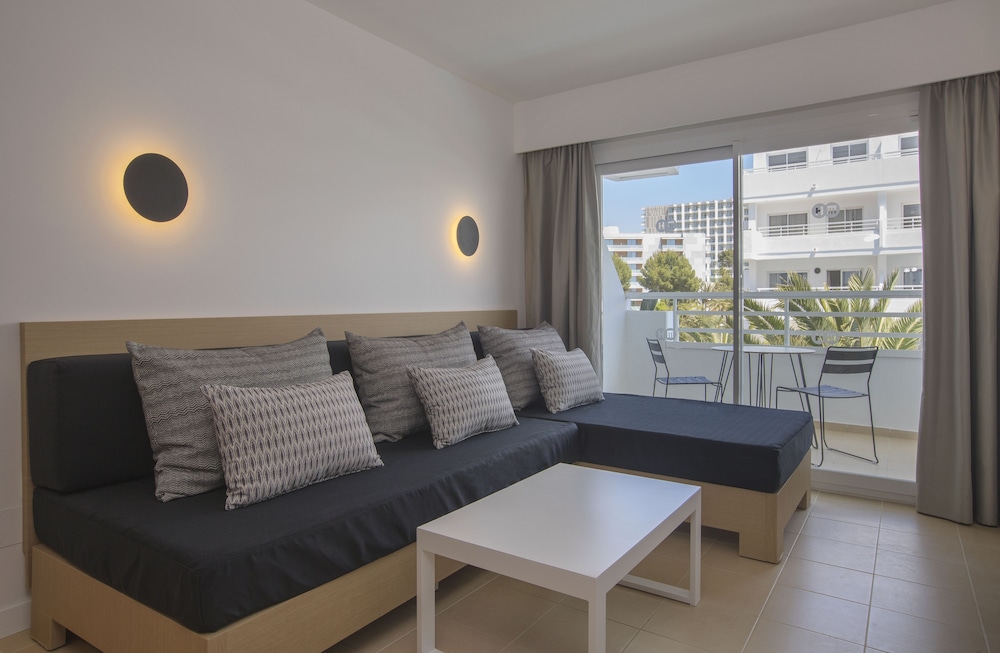 HM Martinique Aparthotel — Hotel rooms in Magaluf, Balearic Islands