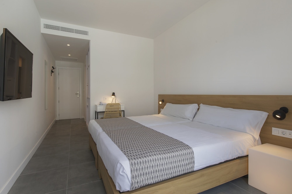 HM Martinique Aparthotel — Hotel rooms in Magaluf, Balearic Islands