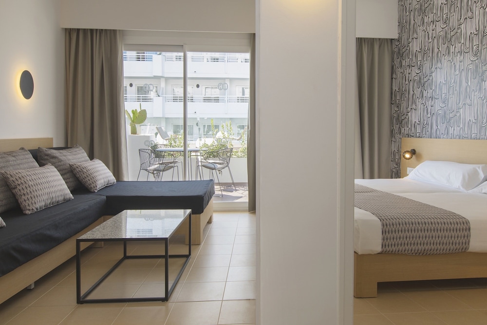 HM Martinique Aparthotel — Hotel rooms in Magaluf, Balearic Islands