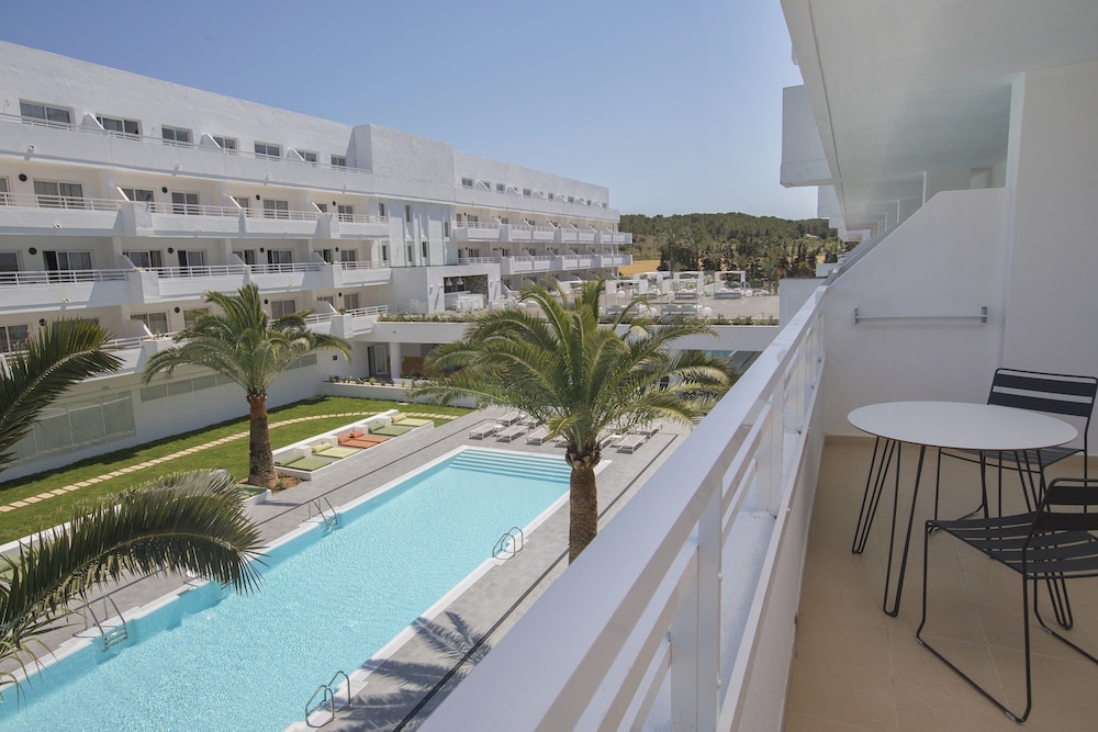 HM Martinique Aparthotel — Swimming pool in Magaluf, Balearic Islands
