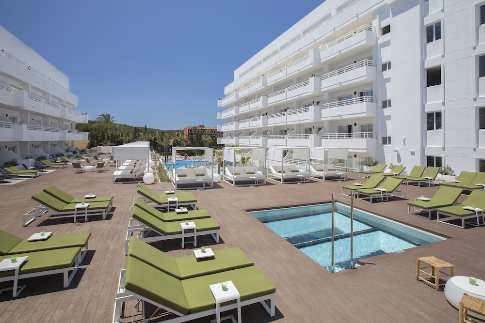 HM Martinique Aparthotel — Swimming pool in Magaluf, Balearic Islands