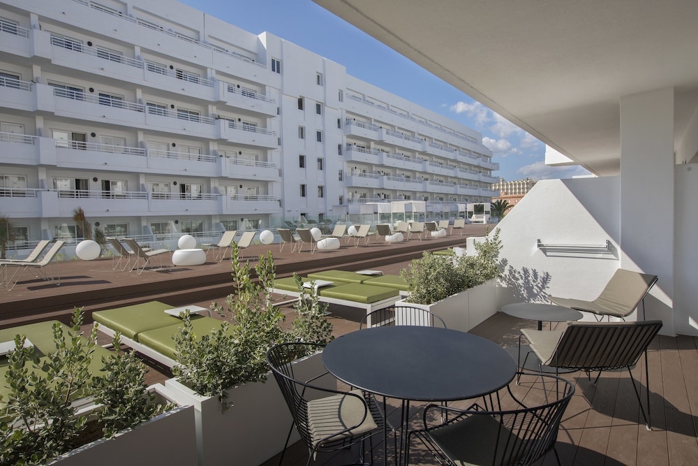 HM Martinique Aparthotel — Hotel building in Magaluf, Balearic Islands