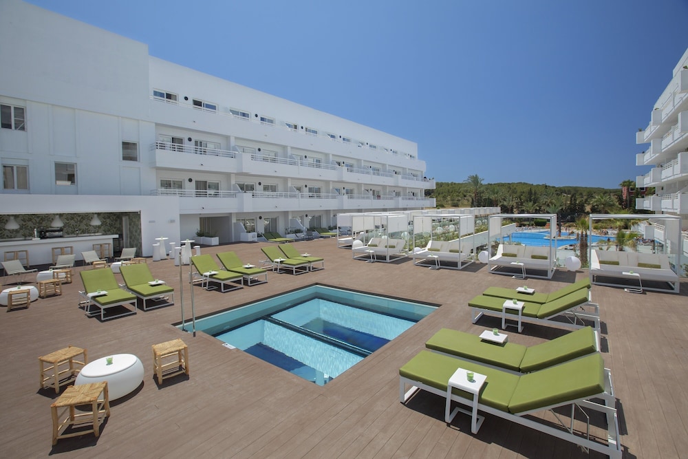 HM Martinique Aparthotel — Swimming pool in Magaluf, Balearic Islands