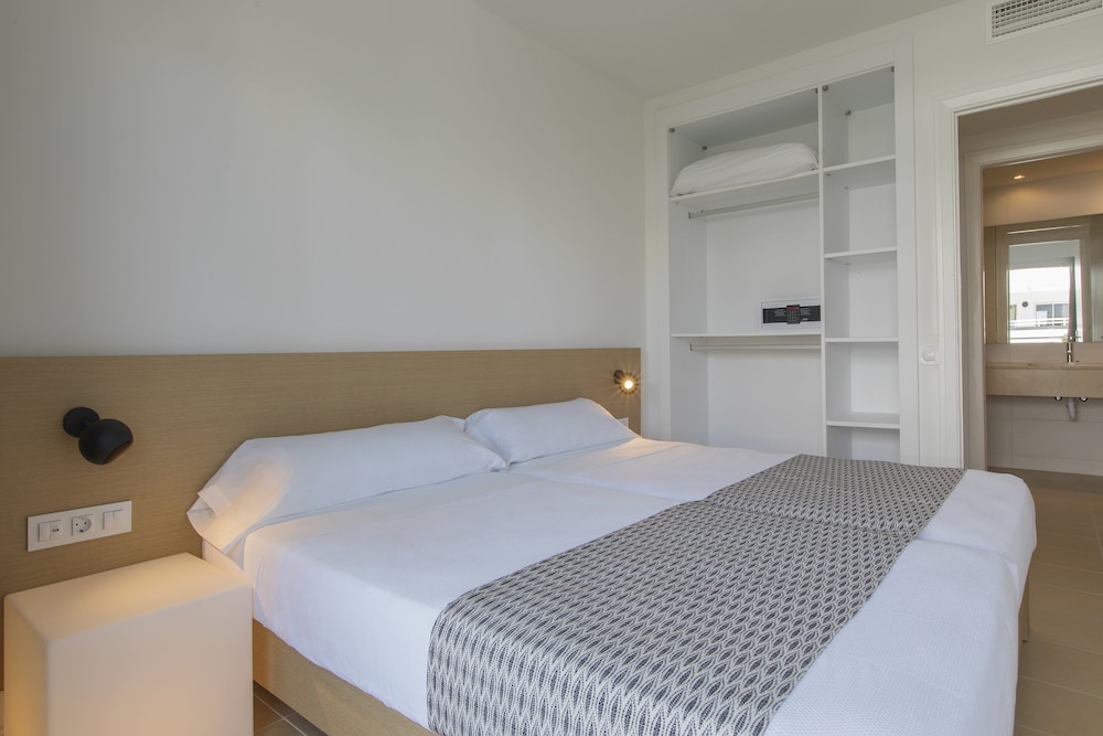 HM Martinique Aparthotel — Hotel rooms in Magaluf, Balearic Islands