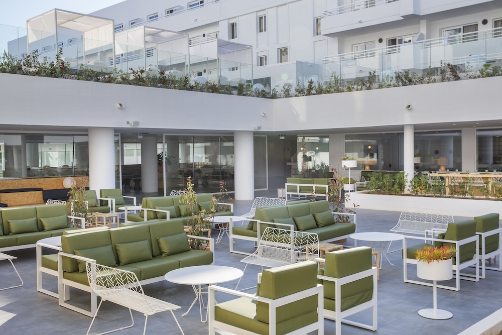 HM Martinique Aparthotel — Hotel building in Magaluf, Balearic Islands