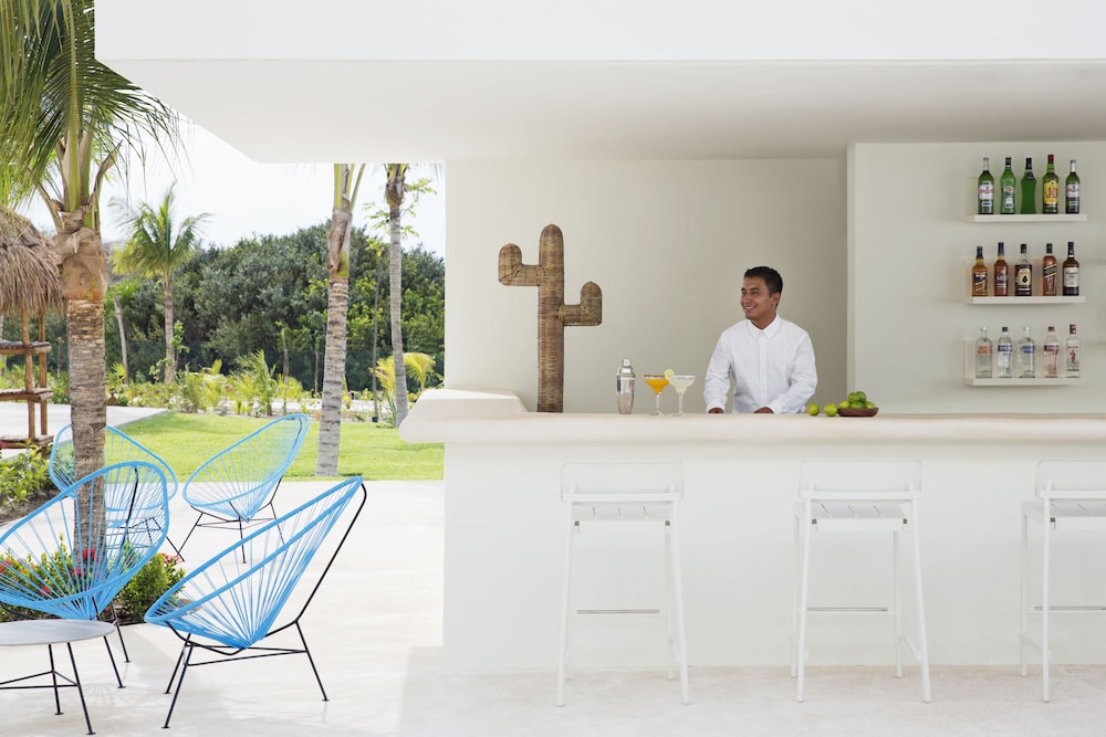 Finest Playa Mujeres by The Excellence Collection - All Inclusive — Restaurant & bars in Playa Mujeres, Quintana Roo