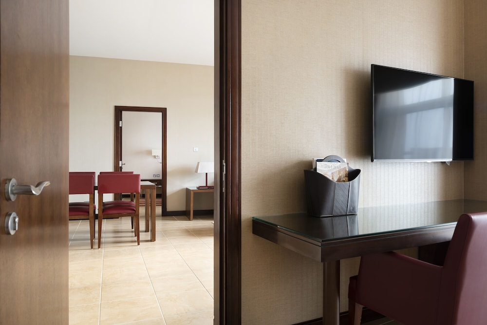 Khalidiya Palace Rayhaan by Rotana — Hotel rooms in Abu Dhabi