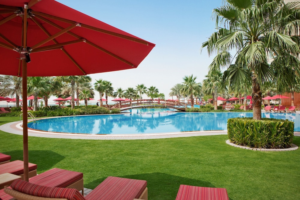 Khalidiya Palace Rayhaan by Rotana — Swimming pool in Abu Dhabi