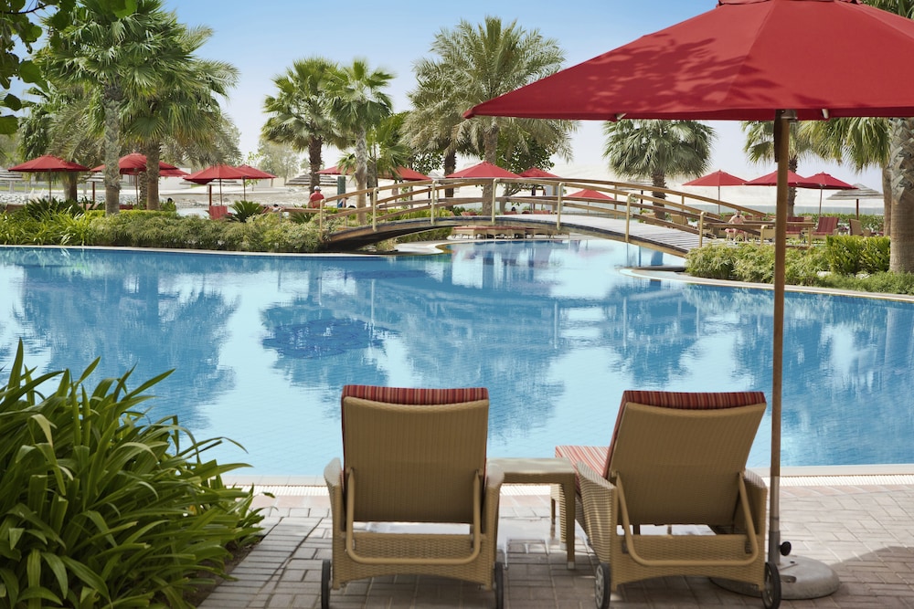 Khalidiya Palace Rayhaan by Rotana — Swimming pool in Abu Dhabi
