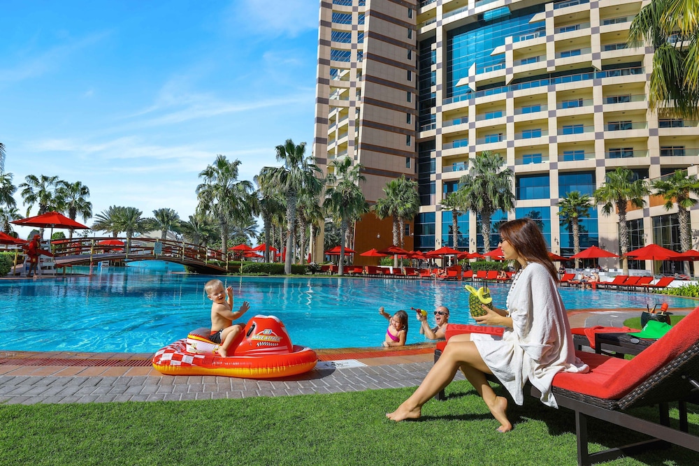 Khalidiya Palace Rayhaan by Rotana — Swimming pool in Abu Dhabi