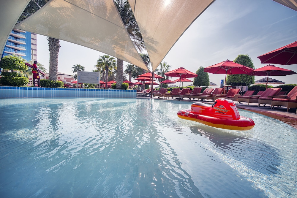 Khalidiya Palace Rayhaan by Rotana — Swimming pool in Abu Dhabi