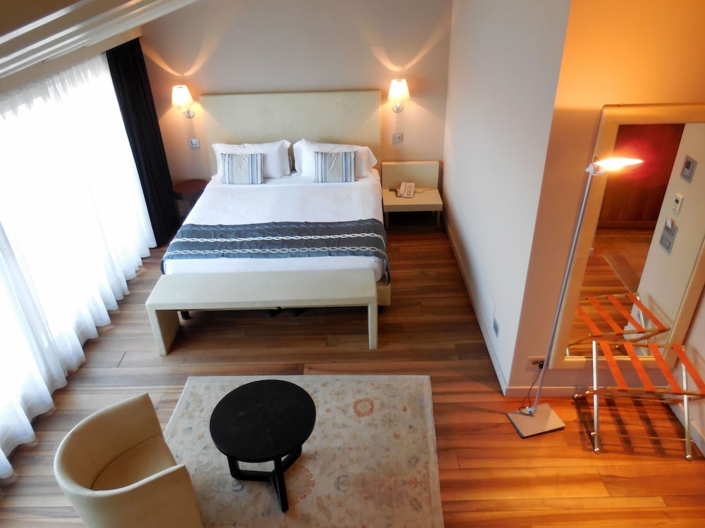Palazzo Ai Capitani — Hotel rooms in Peschiera del Garda, Veneto