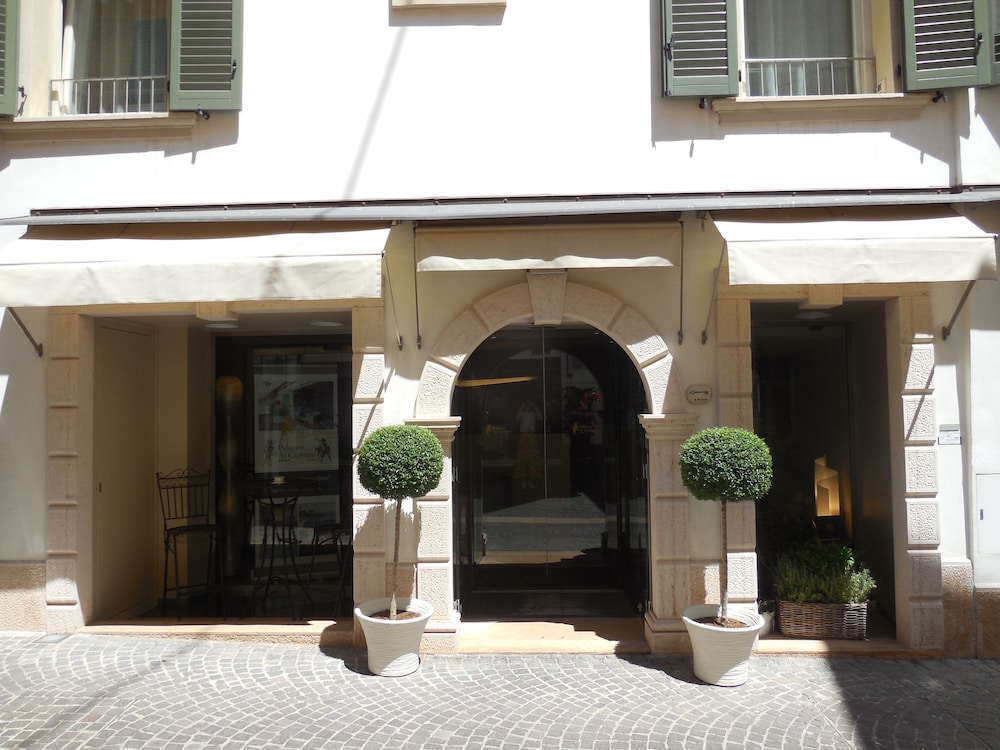 Palazzo Ai Capitani — Hotel building in Peschiera del Garda, Veneto