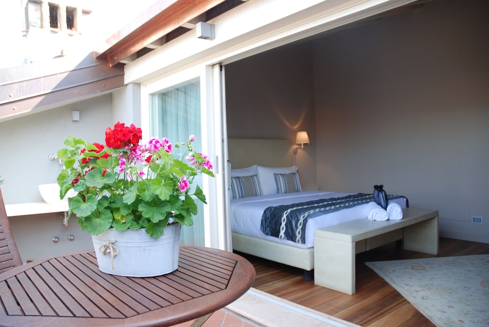 Palazzo Ai Capitani — Hotel rooms in Peschiera del Garda, Veneto