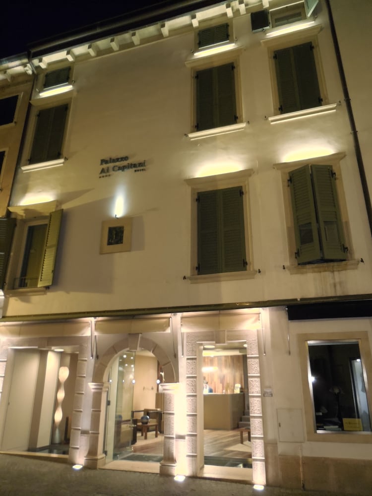 Palazzo Ai Capitani — Hotel building in Peschiera del Garda, Veneto